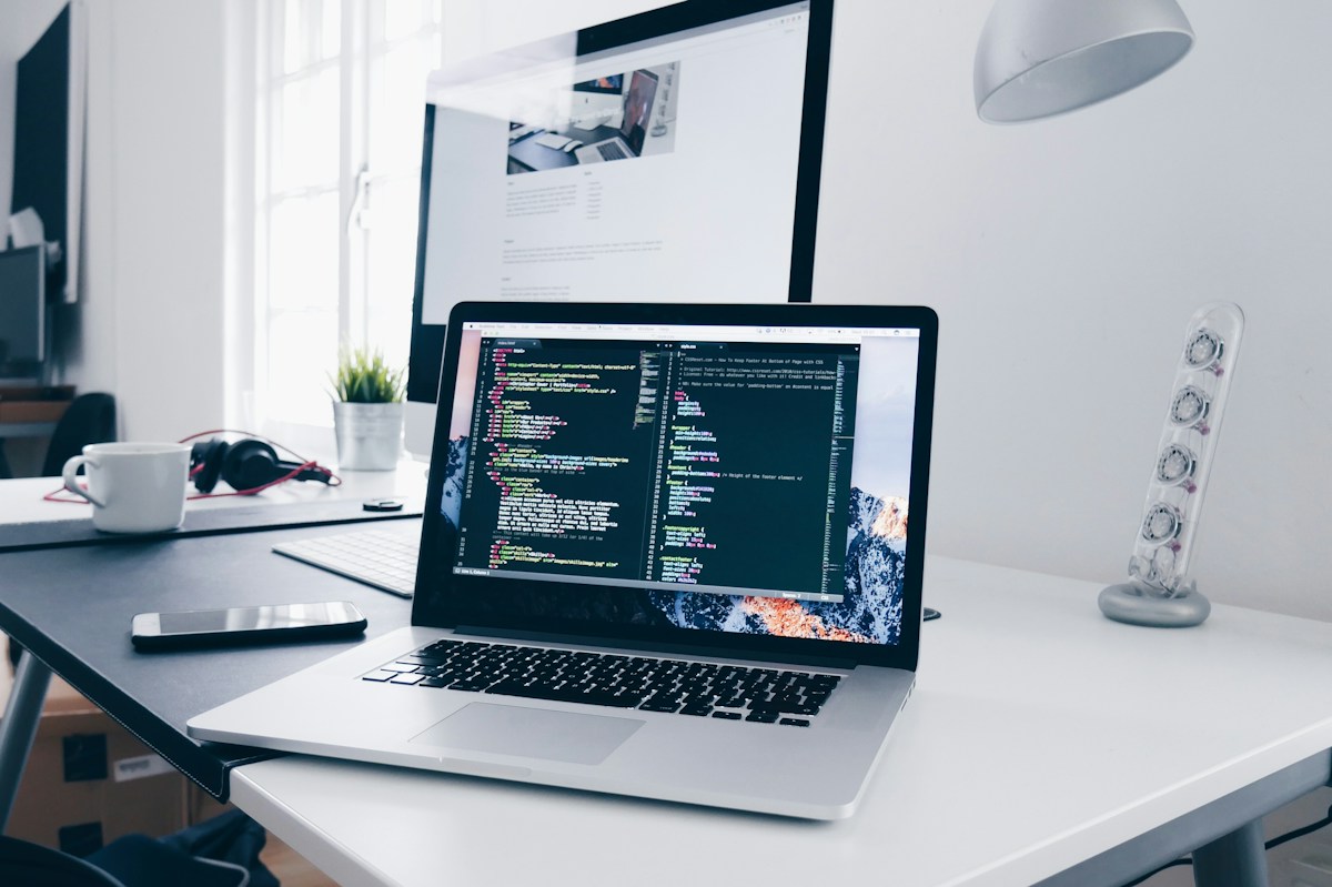 Espace de travail consacré au développement web — photo d’illustration