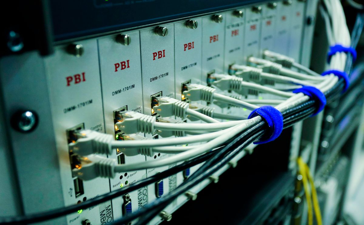 Câbles Ethernet connectés à un équipement réseau