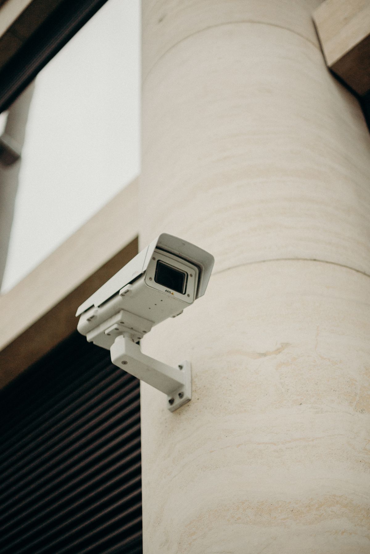 Caméra extérieure fixée à une façade — photo d’illustration